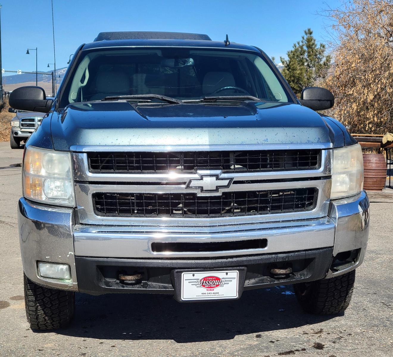 2008 Blue /Tan Chevrolet Silverado 2500HD LT (1GCHK23628F) with an 6.6L engine, 5 Speed Automatic transmission, located at 450 N Russell, Missoula, MT, 59801, (406) 543-6600, 46.874496, -114.017433 - 6.6 Duramax Diesel. Automatic Transmission. 4WD. Matching leer Topper. New Tires. AM FM CD. Power drivers Seat. Air Cruise Tilt. - Photo #3